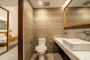 Deluxe Apartment | Bathroom