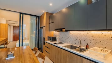Appartement Deluxe | Cuisine privée | Réfrigérateur, micro-ondes, plaque de cuisson, lave-vaisselle