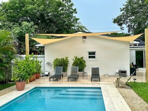 Una piscina al aire libre
