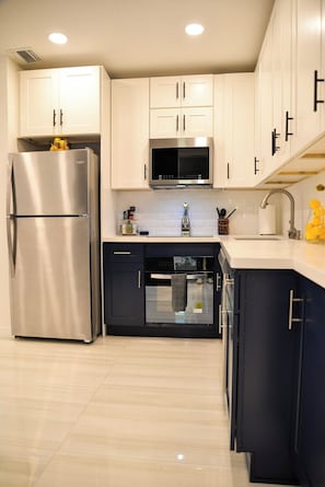 雪櫃、微波爐、焗爐、爐具