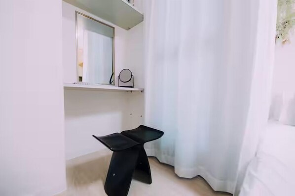 Bureau, fer et planche à repasser