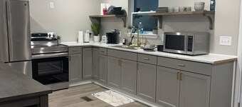 Spacious 4-bedroom house centrally located in beautiful Birmingham with WiFi, AC