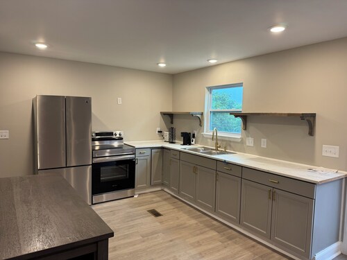 Spacious 4-bedroom house centrally located in beautiful Birmingham with WiFi, AC