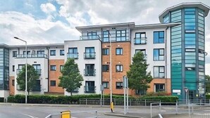 Exterior - 1 Bed Flat - Sleeps 4 - Pets - Parking - Wifi (Grays)