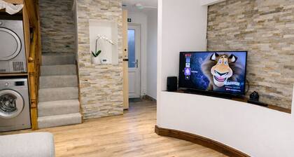 4-Bed Barnwell Retreat- Sleeps10, Garden & Parking