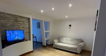 3-Bed Barnwell Retreat- Sleeps 6, Garden & Parking