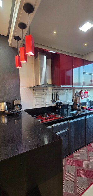 Refrigerador, microondas, horno, placa de cocina