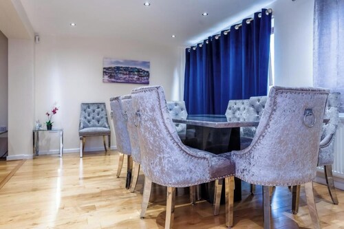 10 Guests - 5 Bedrooms - Free Parking - Lux House