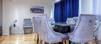 10 Guests - 5 Bedrooms - Free Parking - Lux House