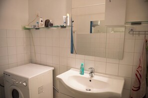 Sèche-cheveux, serviettes fournies, savon, papier toilette