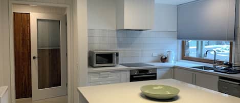 Four Ă micro-ondes, un four, surface de cuisson, lave-vaisselle