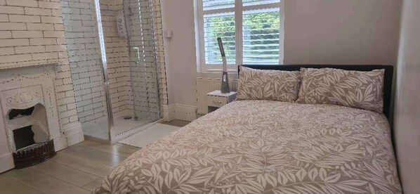 4 bedrooms, iron/ironing board, WiFi, bed sheets