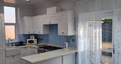8 Guests - Free Parking - Full Equipped House