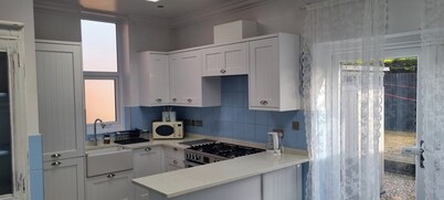 8 Guests - Free Parking - Full Equipped House