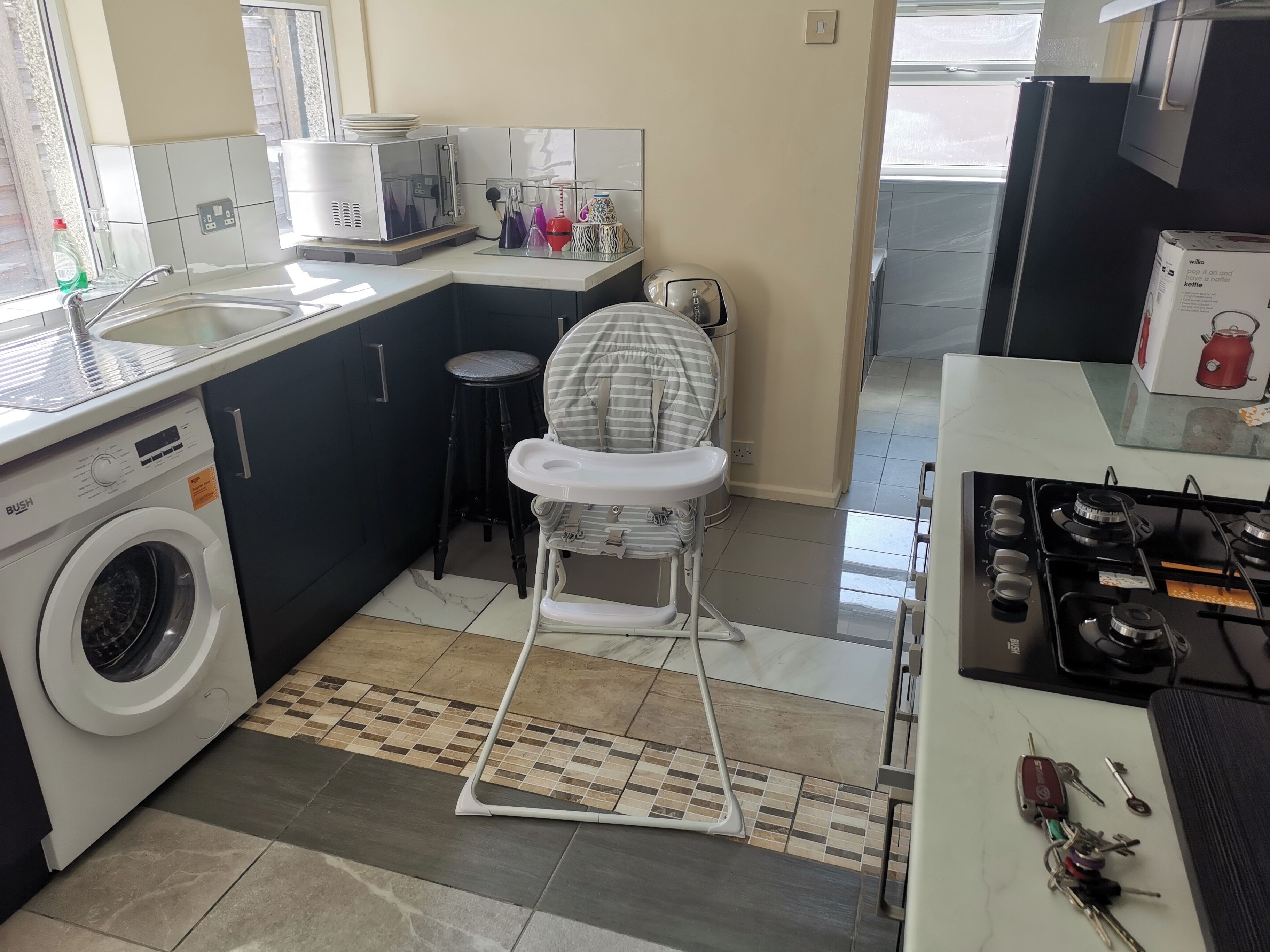 冷蔵庫、電子レンジ、オーブン、コンロ