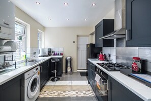 Geladeira, micro-ondas, fogão, cooktop