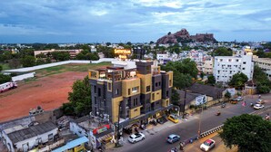 A multi-story building with a sign reading "SATHYAM" and "OSIS". - Sathyam Oasis  (Tiruchirappalli)