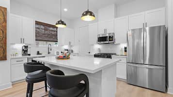 Refrigerador, microondas, horno y parrilla de estufa