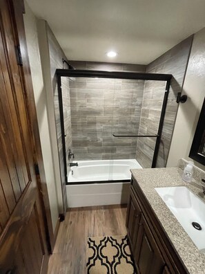 Shower, hair dryer, towels, soap - Cozy 2-bedroom cabin just 6 minutes to Bishop’s Castle or San Isabell lake. (Rye)