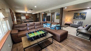 Smart TV, chimenea, videojuegos y futbolito