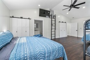 5 bedrooms, desk, iron/ironing board, travel crib