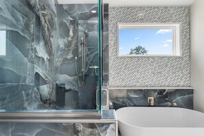 Hair dryer, towels - The Sunset Grand Estate - GOTL (Geneva)
