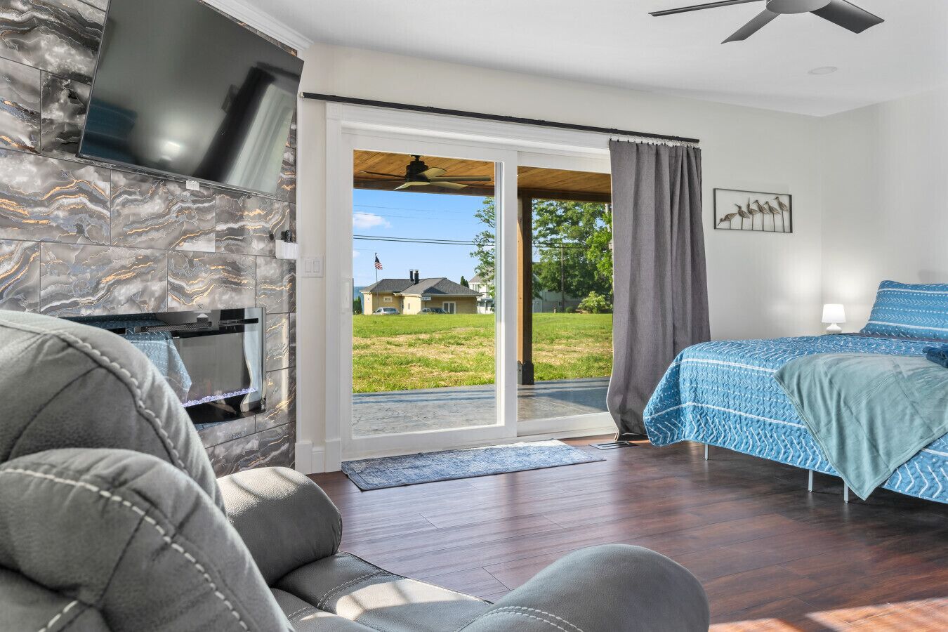 5 chambres, bureau, fer et planche à repasser, lit parapluie