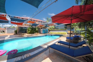 Una piscina al aire libre