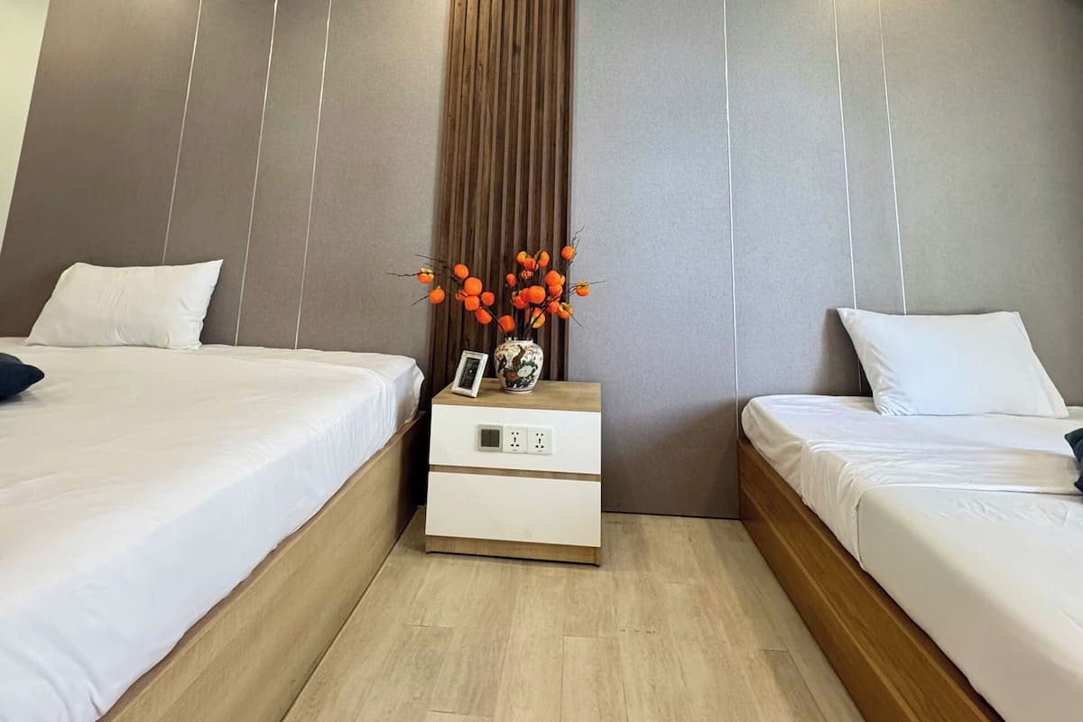 Desk, soundproofing, iron/ironing board, free WiFi