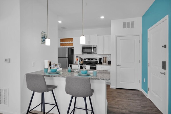 Jääkaappi, mikroaaltouuni, uuni, liesi