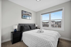 3 bedrooms, desk, iron/ironing board, travel cot - Spacious 3BR Calgary Home w/ Free Parking – Family & Long Stays (Calgary)