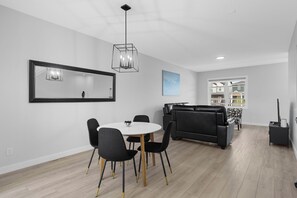 Smart TV - Spacious 3BR Calgary Home w/ Free Parking – Family & Long Stays (Calgary)