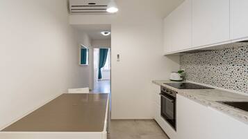 Kühlschrank, Ofen, Geschirrspüler, Kochgeschirr/Geschirr/Besteck