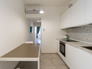 Frigorifero, forno, lavastoviglie, pentole/stoviglie/utensili