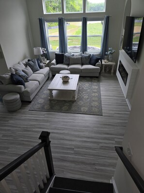 Smart TV, fireplace, video games, table football - " Seas the Stay" Spacious 5-bedroom house, Great location, with WiFi, Gym. Pool, (Selbyville)