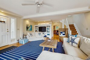 TV - River view home w/ deck, river access, near beaches and train (Gloucester)