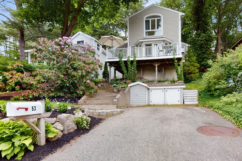 River view home w/ deck, river access, near beaches and train