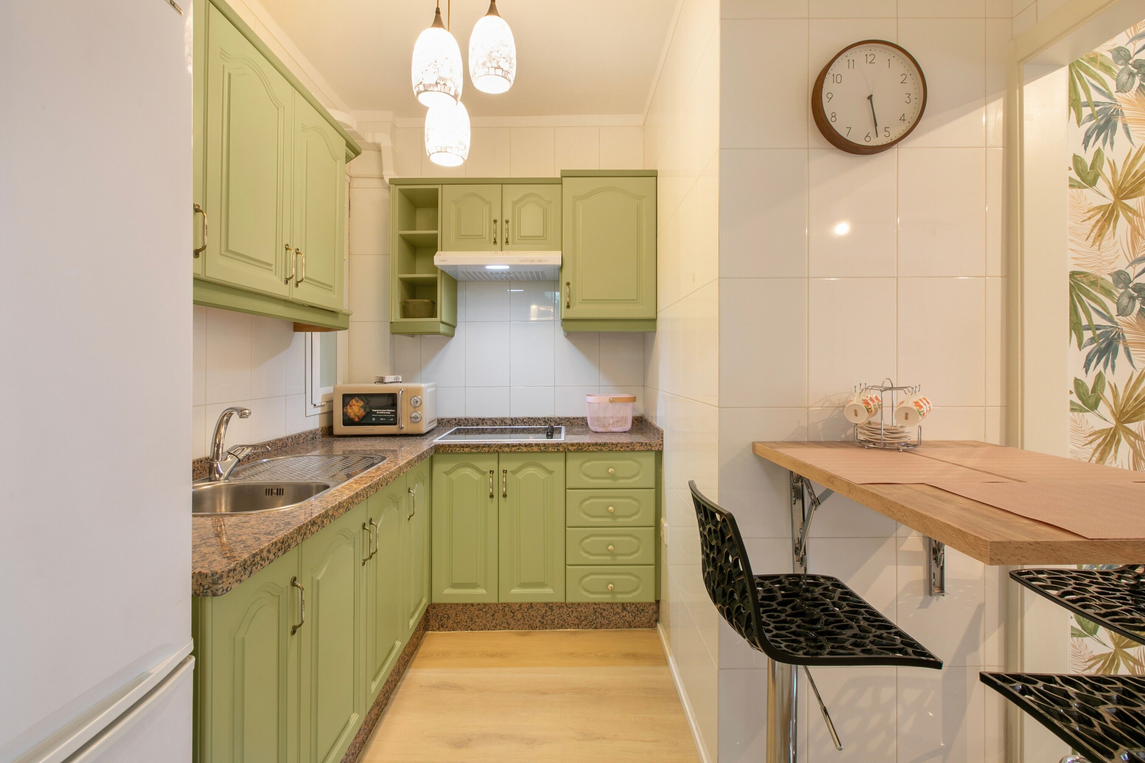 Frigorifero, microonde, forno, piano cottura