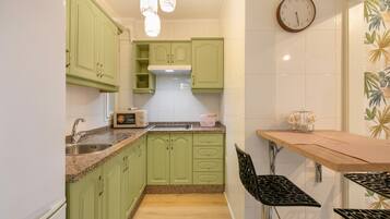 Frigorifero, microonde, forno, piano cottura