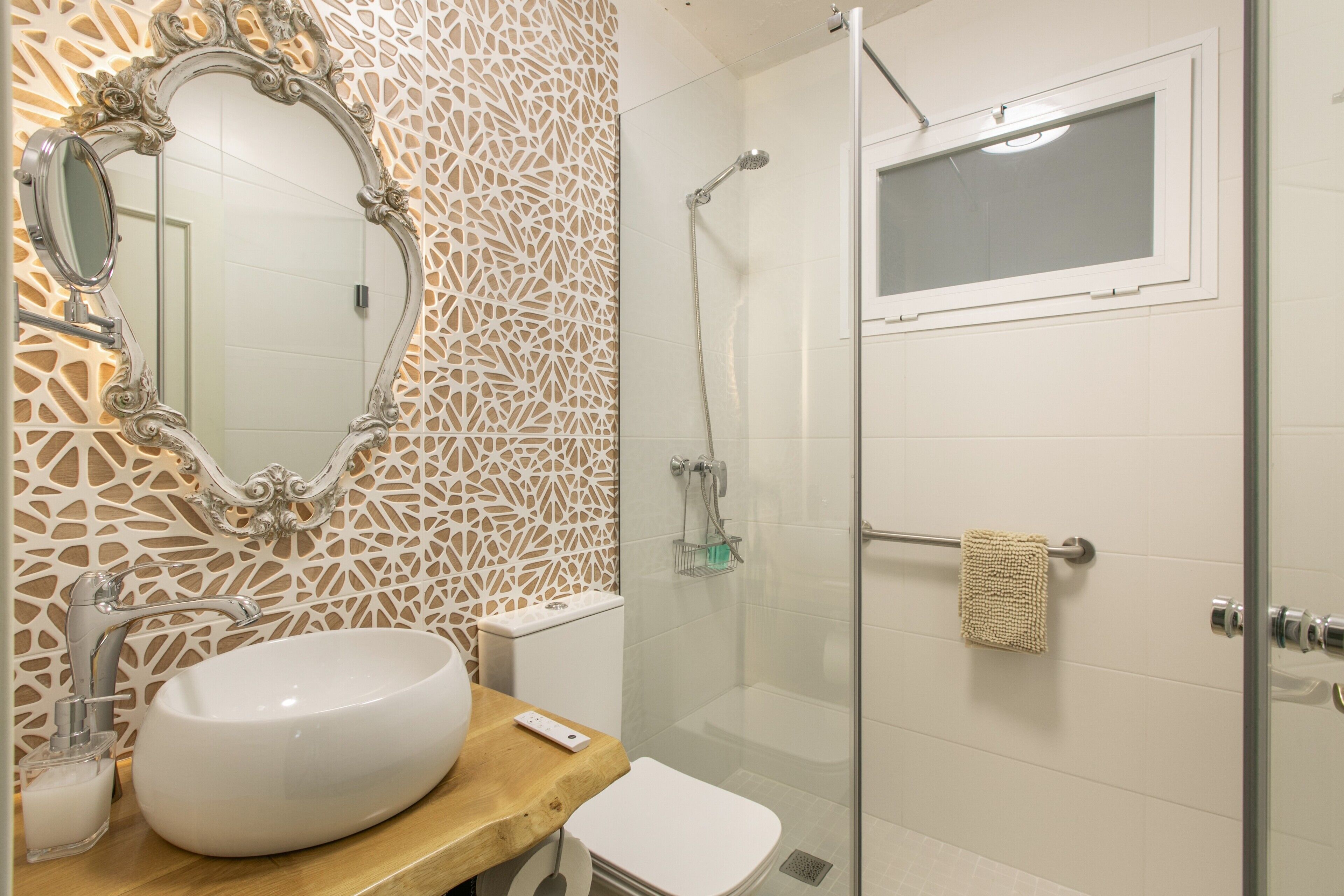 Shower, hair dryer, towels