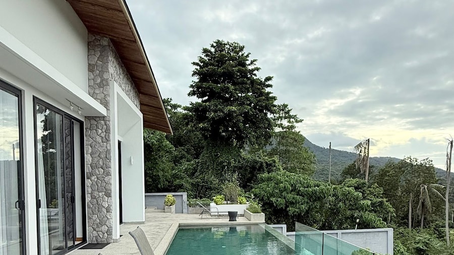 Michel Tropical Seaview Pool Villas