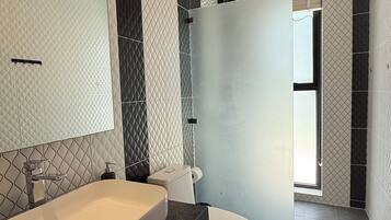 Ducha, artículos de tocador gratuitos, secador de pelo, pantuflas