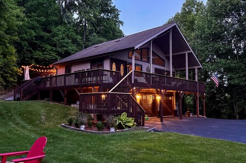 Perfect Mountain Getaway W/Gas Fireplace,Full Kitchen, and Wifi | Dog Friendly