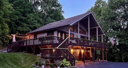 Perfect Mountain Getaway W/Gas Fireplace,Full Kitchen, and Wifi | Dog Friendly