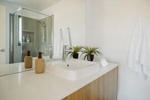 Hair dryer, towels - Opal - Family Beach House Hawley (Hawley Beach)