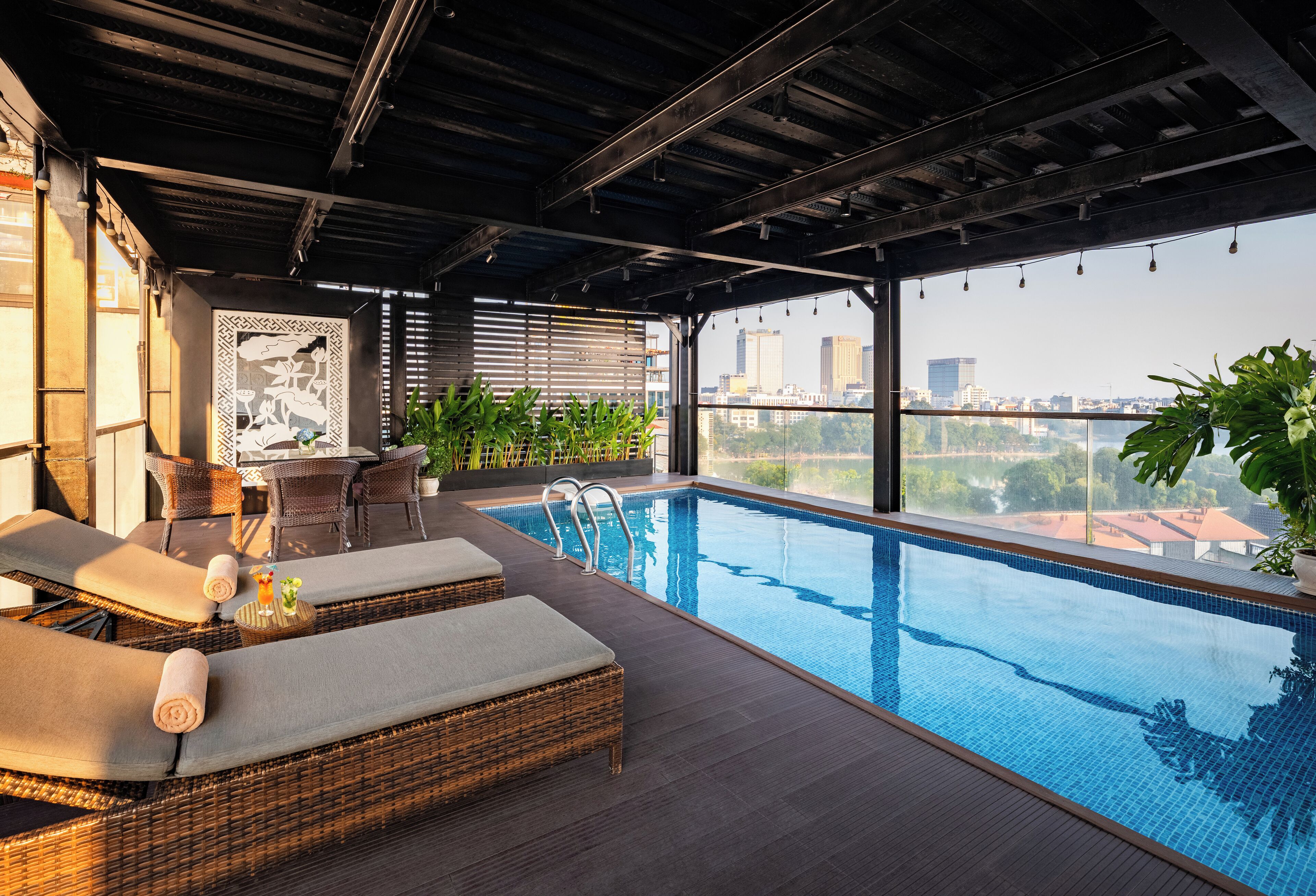 Innendørsbasseng, bassengparasoller og solsenger