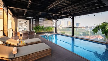 Innendørsbasseng, bassengparasoller og solsenger