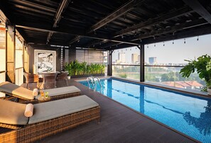 Piscina interna, funciona das 6h30 às 20h, guarda-sóis, espreguiçadeiras
