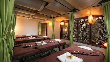 Salas de tratamiento para parejas, sauna y tina de hidromasaje
