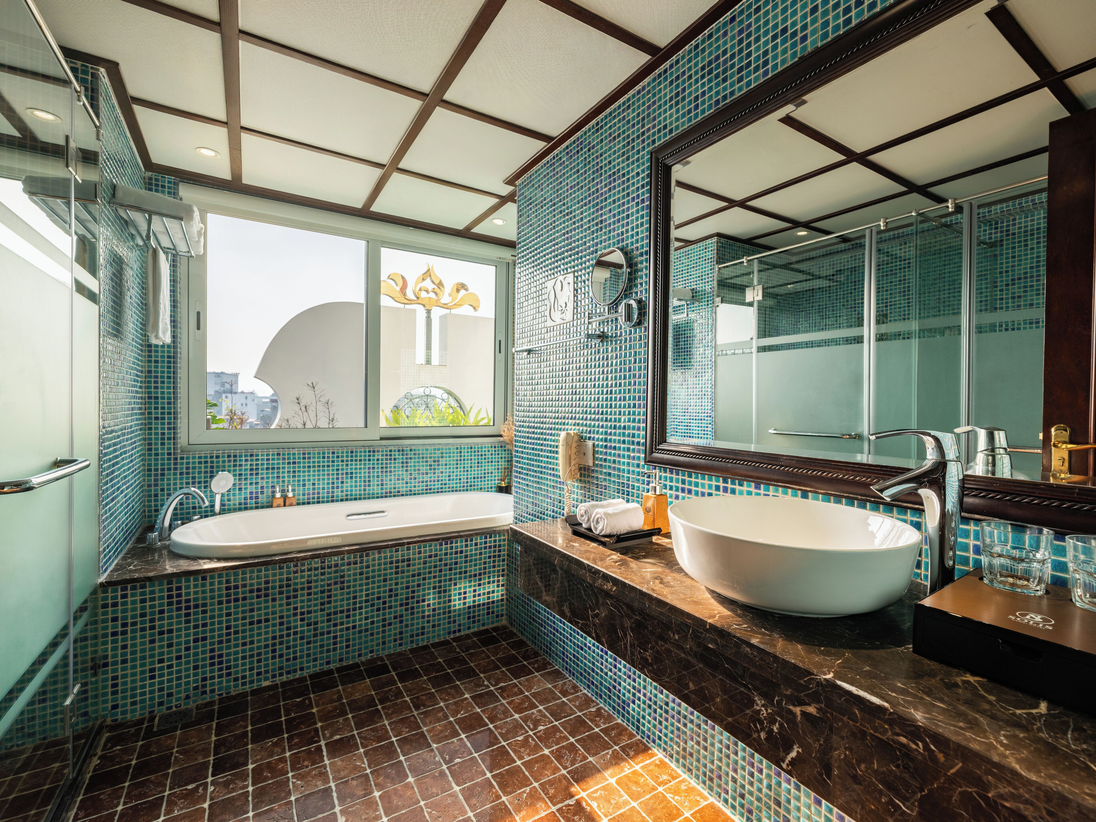 Suite Balcony with City View | Bathroom | Hair dryer, slippers, towels, soap